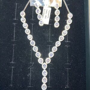 Elegant Silver Necklace with Y-shaped Design and Matching Earrings